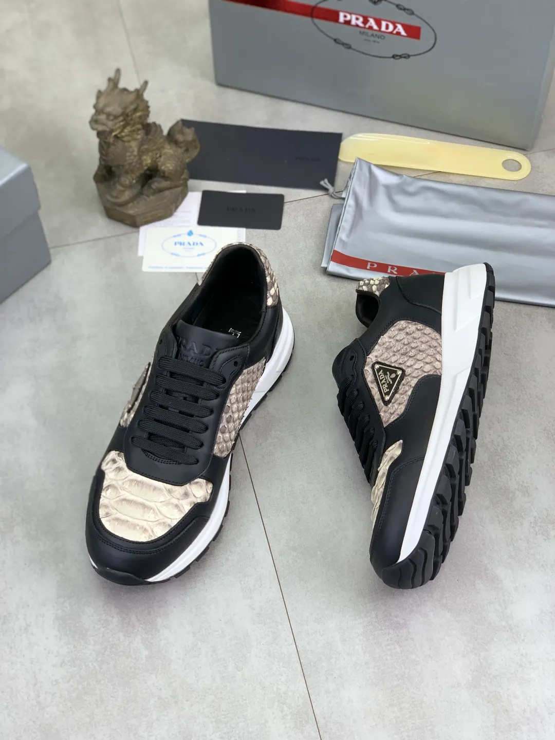 Men's men's shoes💰P580💰【New model】Top quality, new popular models on the official website, which will never go out of style for a century,🆘 The trendy brand (Prada) mainly promotes popular models, avant-garde and versatile fashionable men's shoes, privately molded, with cowhide splicing and 1:1 oil edge treatment... fashionable and simple, original imported cowhide with python skin, cowhide leather lining for feet; the atmosphere and personality are more fashionable, eye-catching and pursuing class. It will subvert the old idea and be a must-have for fashionistas who want to spend time with you! Must keep it! High-end comfortable and low-cost, high-end quality workmanship. Size: 38-44 Various colors available. full package
